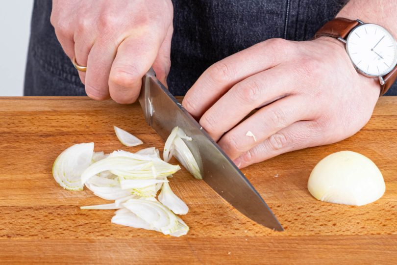 Zwiebel in feine Streifen schneiden