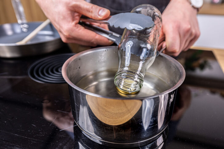 Flasche für Trüffelöl auskochen