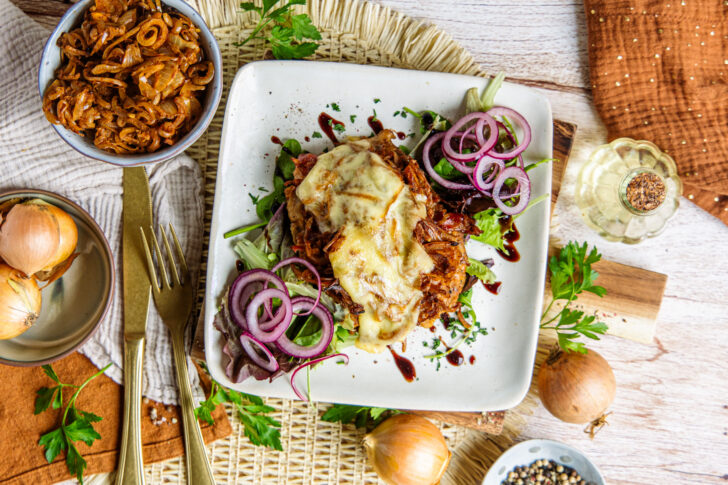 Überbackene Ofensteaks mit Zwiebel-Marinade