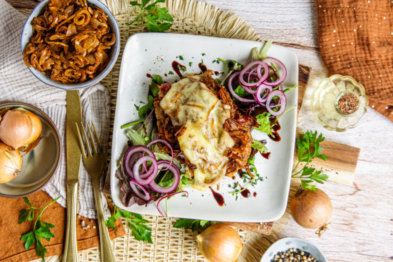 Überbackene Ofensteaks mit Zwiebel-Marinade