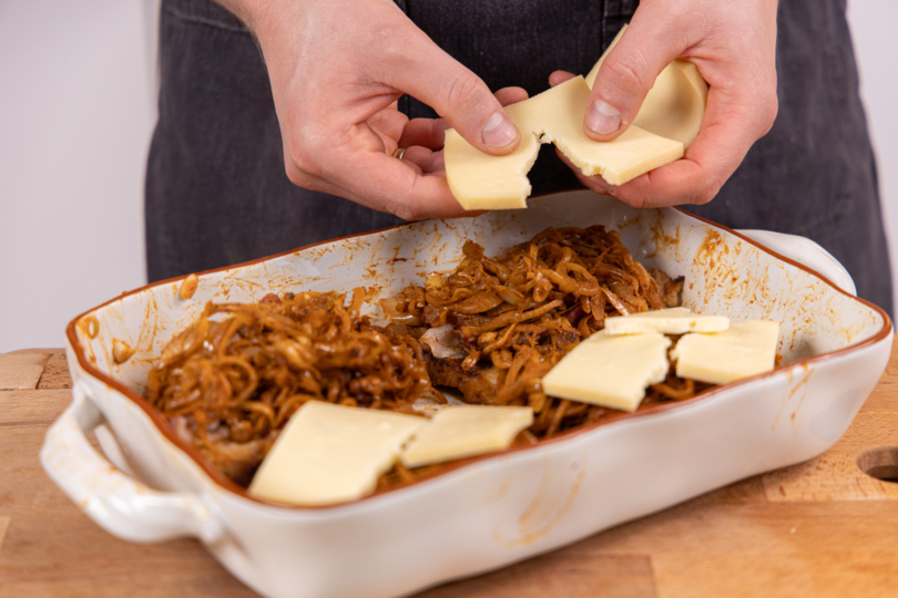 Käse auf den Steaks verteilen