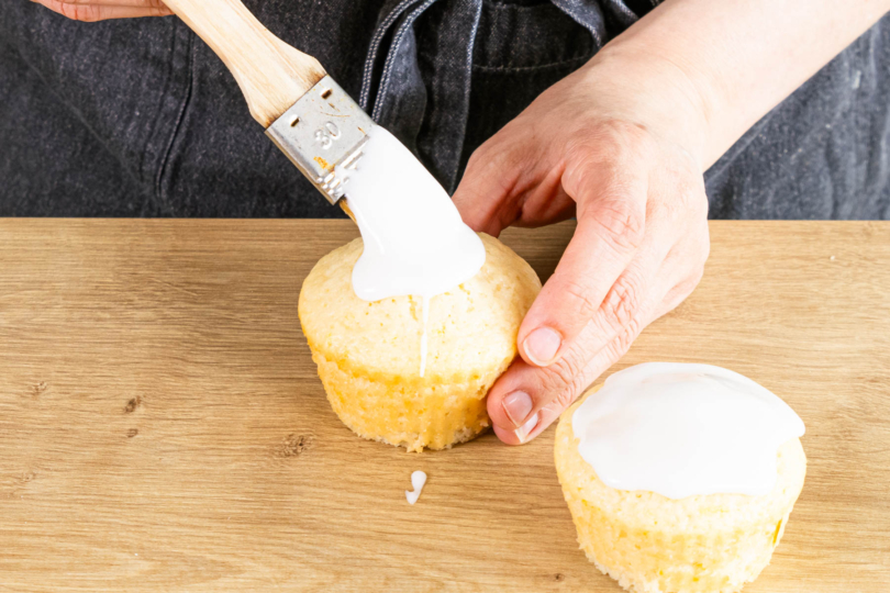 Vegane Zitronenmuffins mit Glasur verzieren