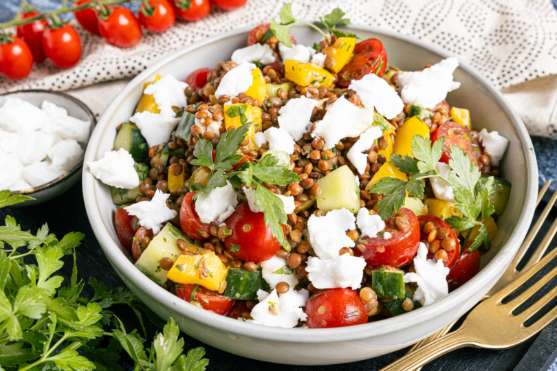 Veganer Linsensalat mit pflanzlichem Feta