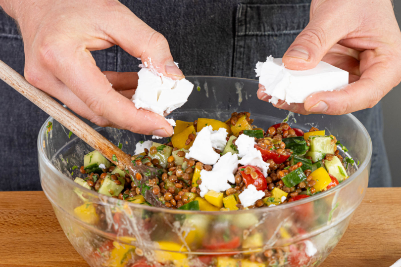 veganen Feta über den Salat bröseln