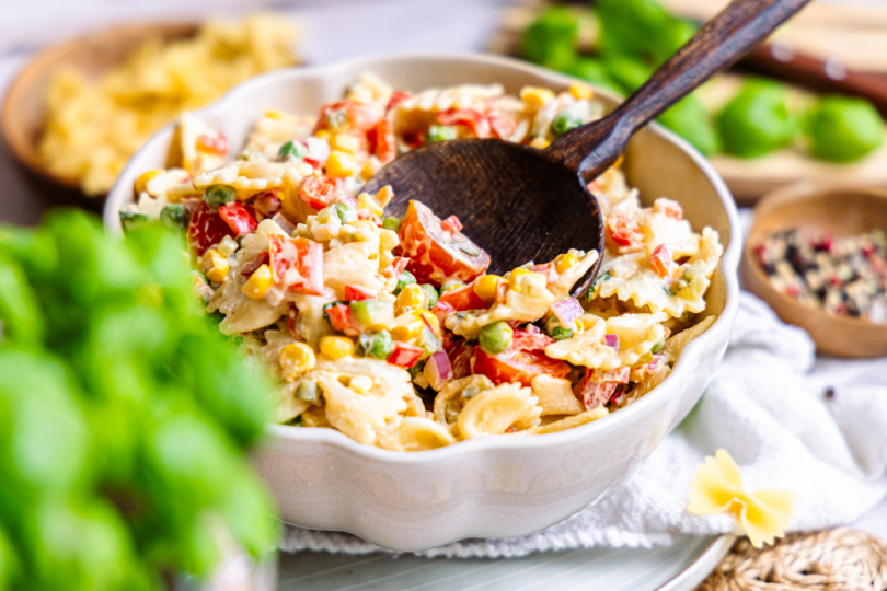 Veganer Nudelsalat mit Mais und Erbsen