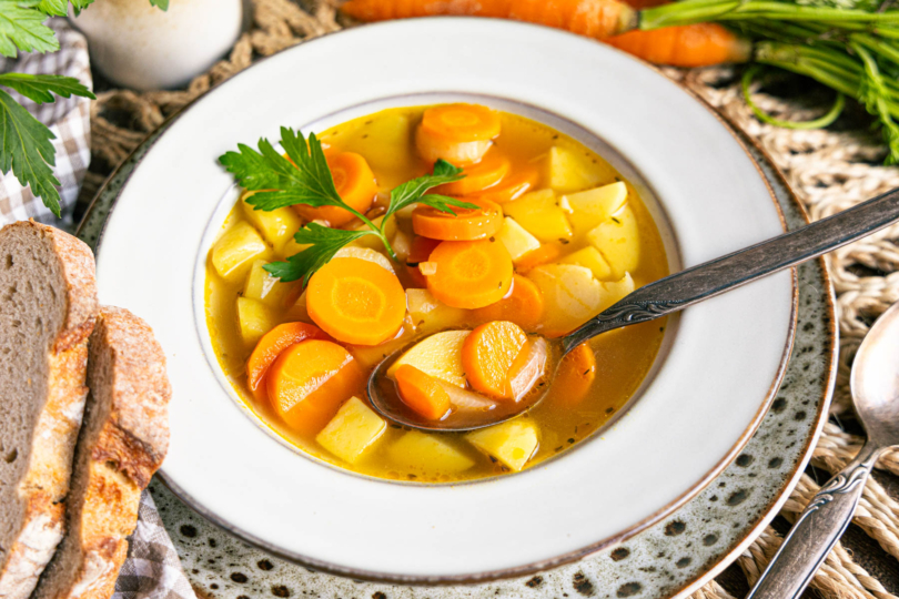 Vegetarischer Möhreneintopf wie von Oma mit Brot servieren