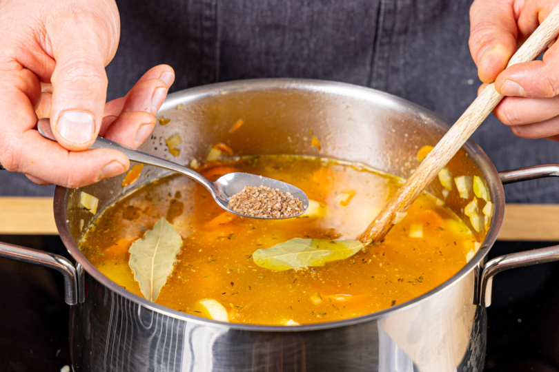 Vegetarischer Möhreneintopf wie von Oma würzen