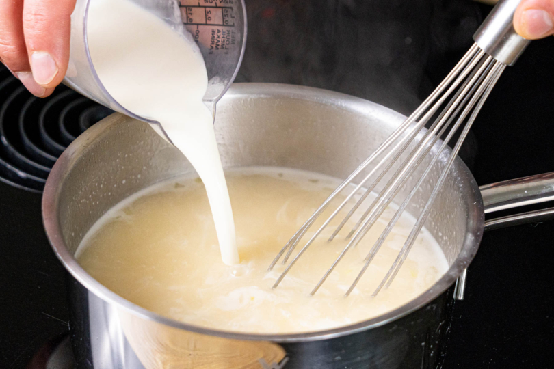 Sahne dazugießen und Sauce einkochen lassen