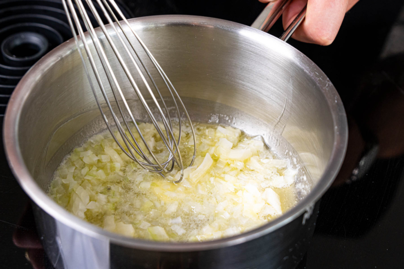 Zwiebelwürfel in Butter anschwitzen