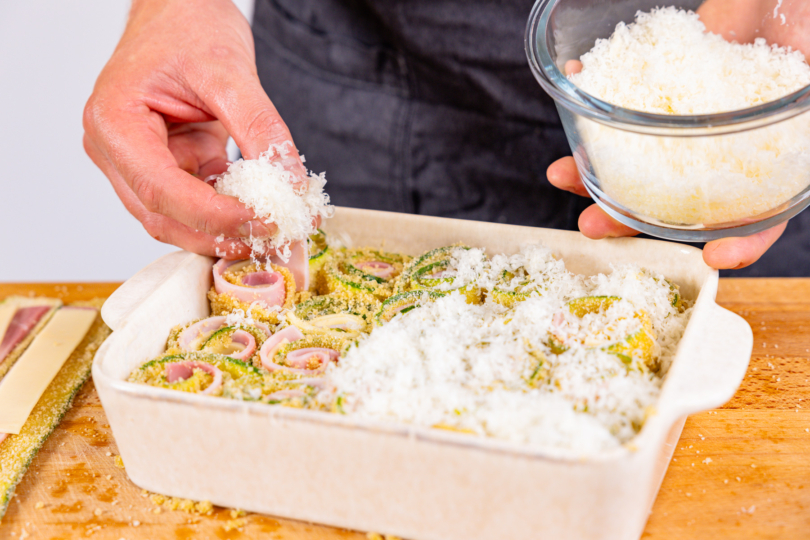 Zucchini-Schinken-Röllchen mit Grana Padano bestreuen