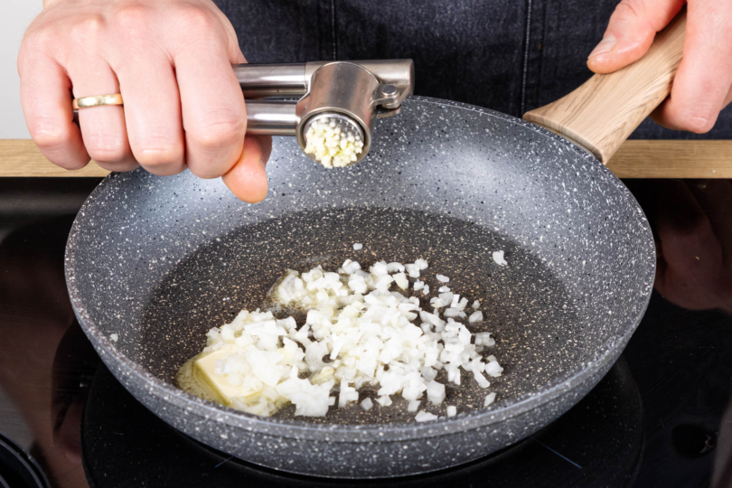 Zwiebel und Knoblauch anschwitzen