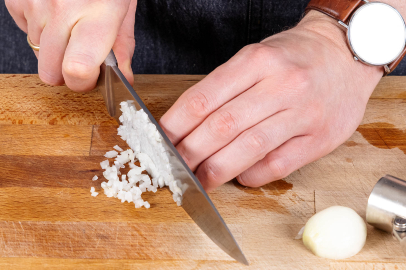 Zwiebel in feine Würfel schneiden