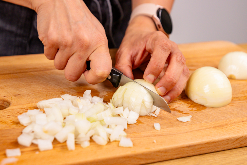 Zwiebel in Würfel schneiden