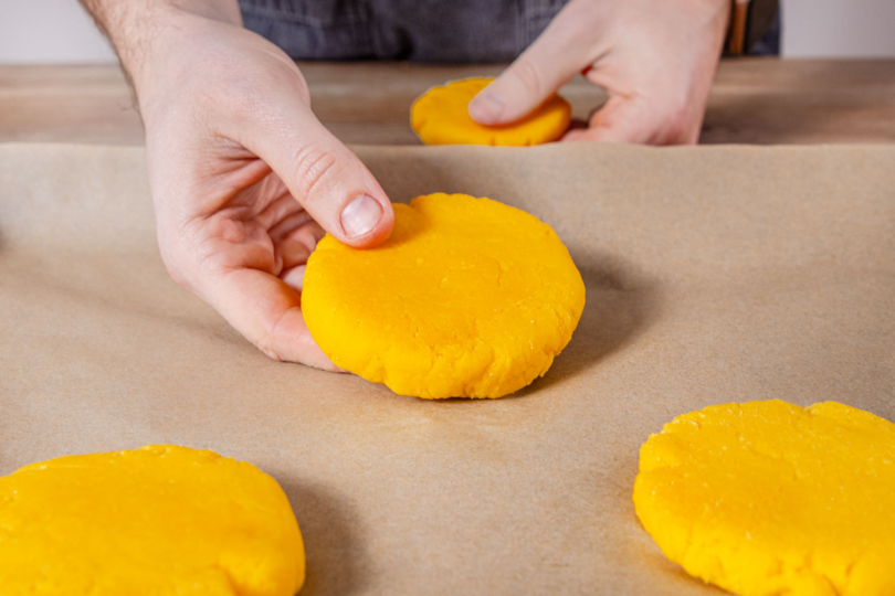 Arepas auf das Backblech geben