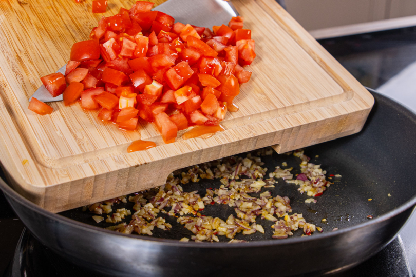 Tomaten in die Pfanne geben