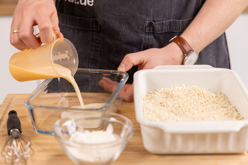 Milch in eine Schale gießen