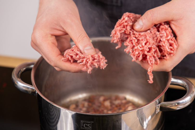 Hackfleisch in den Topf geben