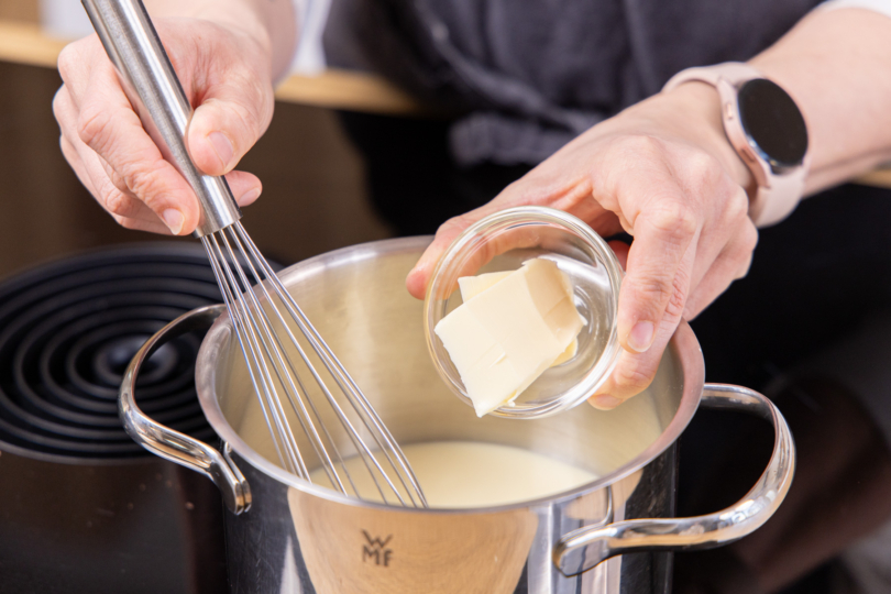 Butter und Kondensmilch erwärmen