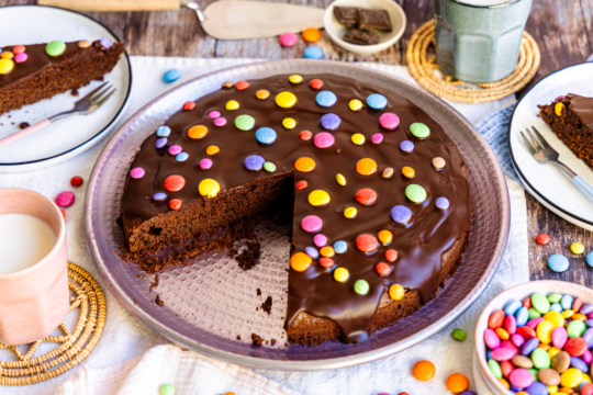 Bunter Schoko-Smarties®-Kuchen