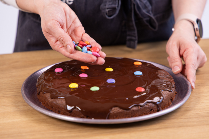 Schokokuchen mit Smarties® dekorieren