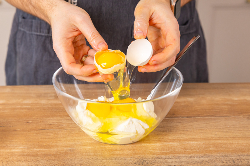 Eier in die Schuessel geben