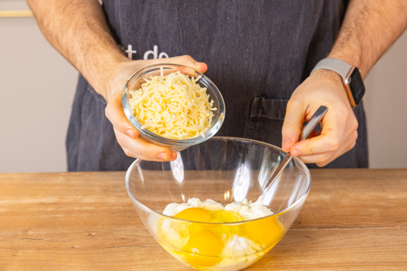 Gratinkäse in Schüssel geben