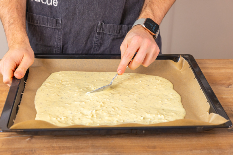 Teigmasse auf Backblech verteilen