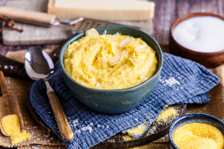 Maisbrei mit Parmesan servieren