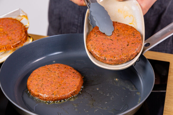 vegane Burger Patties anbraten