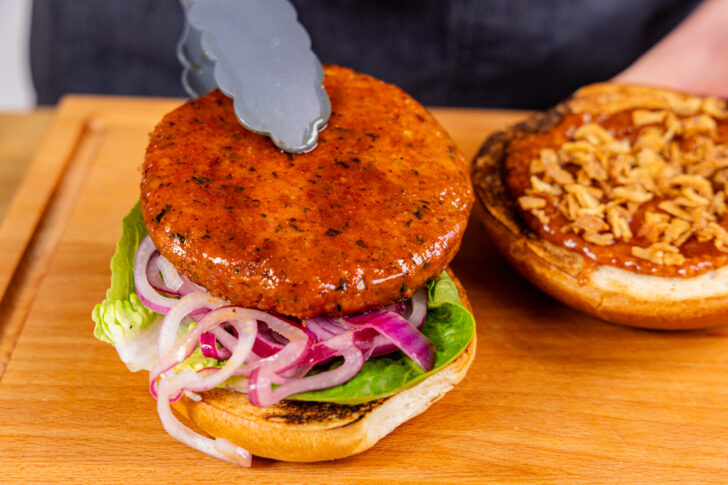 veganes Burger Patty platzieren