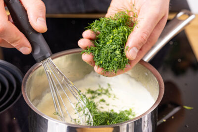 Dill unter die Sauce rühren