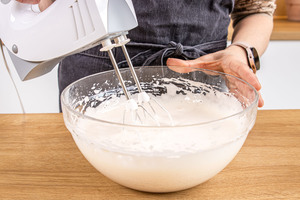 Eier und Zucker schlagen