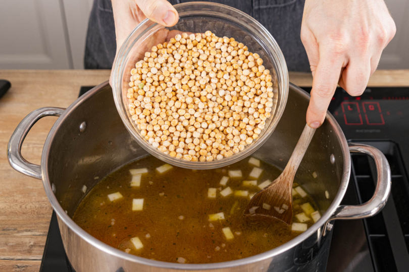 Schälerbsen in der Gemüsebrühe weichkochen