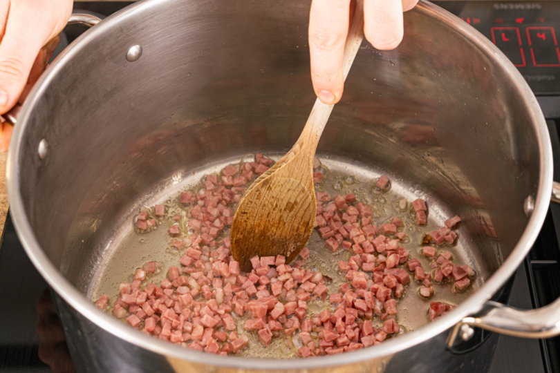 Schineknwürfel im Butterschmalz anbraten