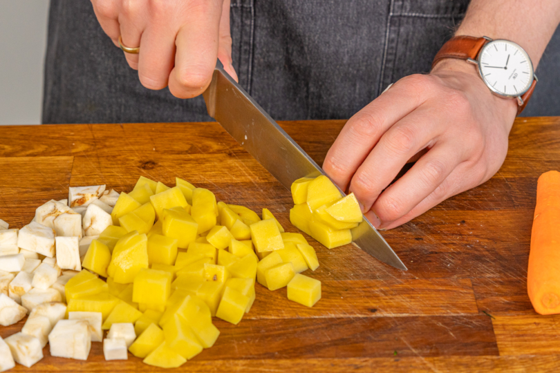 Kartoffeln in Würfel schneiden