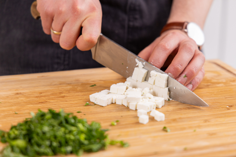 Feta würfeln