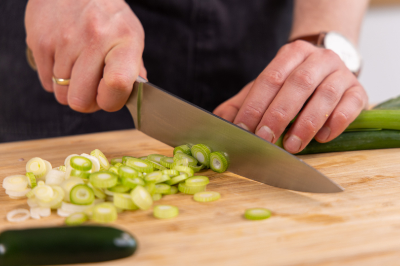 Frühlingszwiebel in Ringe schneiden