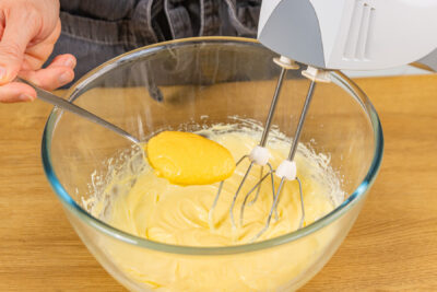 Pudding löffelweiße zur Butter geben