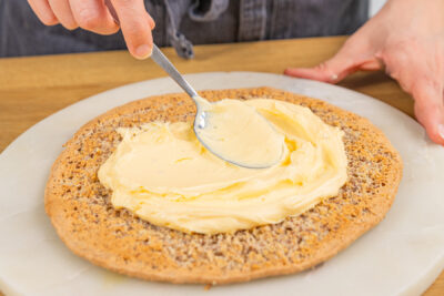Buttercreme auf Tortenboden verstreichen