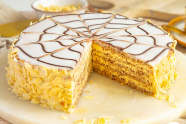Fertig gebackene Esterházy Torte