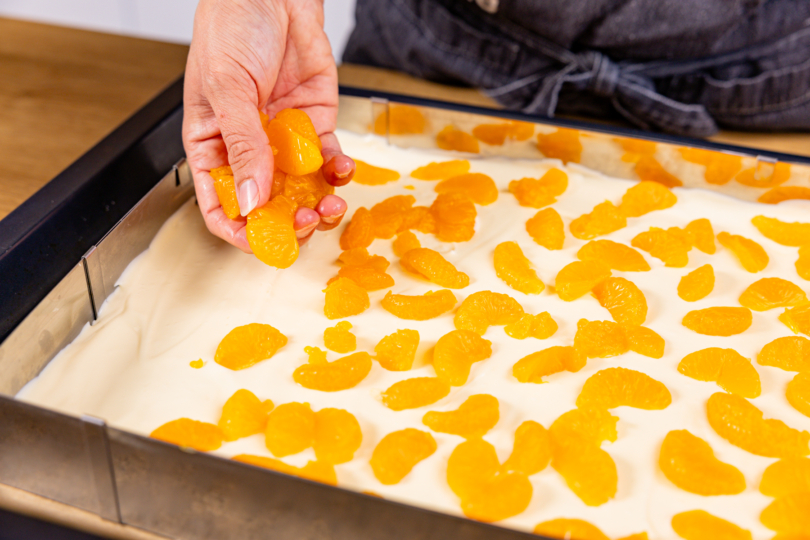 Mandarinenfilets auf Pudding-Schmand-Creme gleichmäßig verteilen