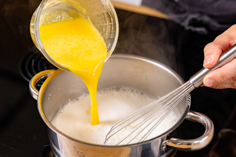 aufgelöstes Puddingpulver in heiße Milch einrühren