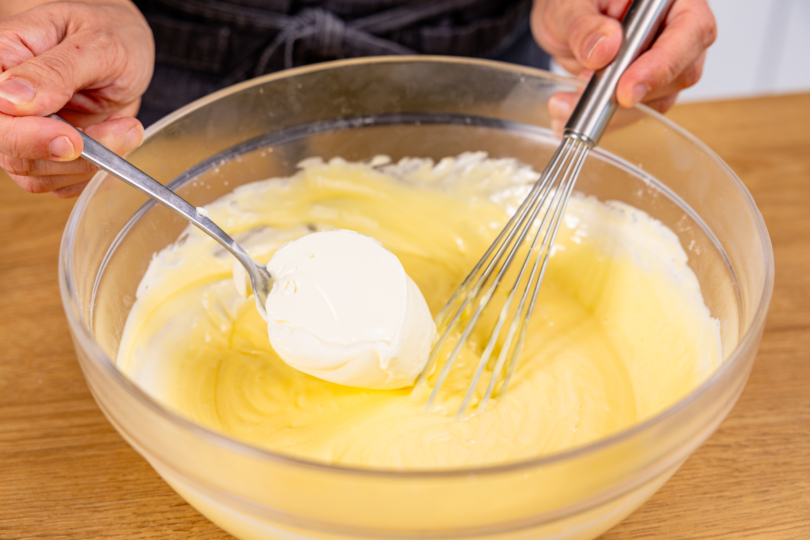 Schmand und Quark portionsweise unter Pudding rühren