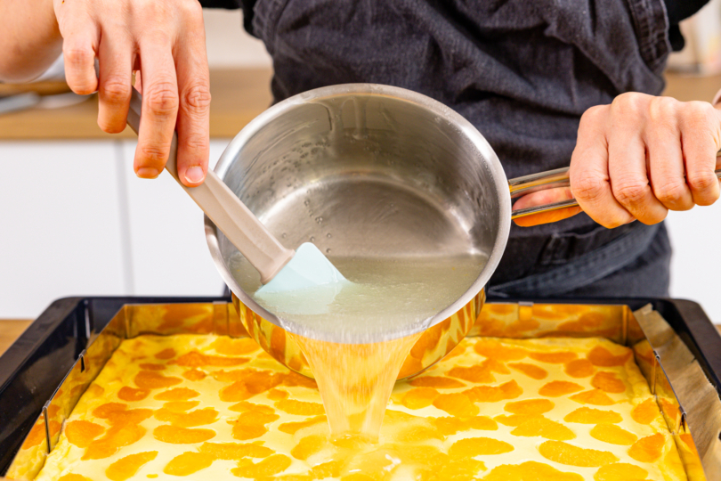 Tortenguss auf Faule Weiber Kuchen vom Blech verteilen