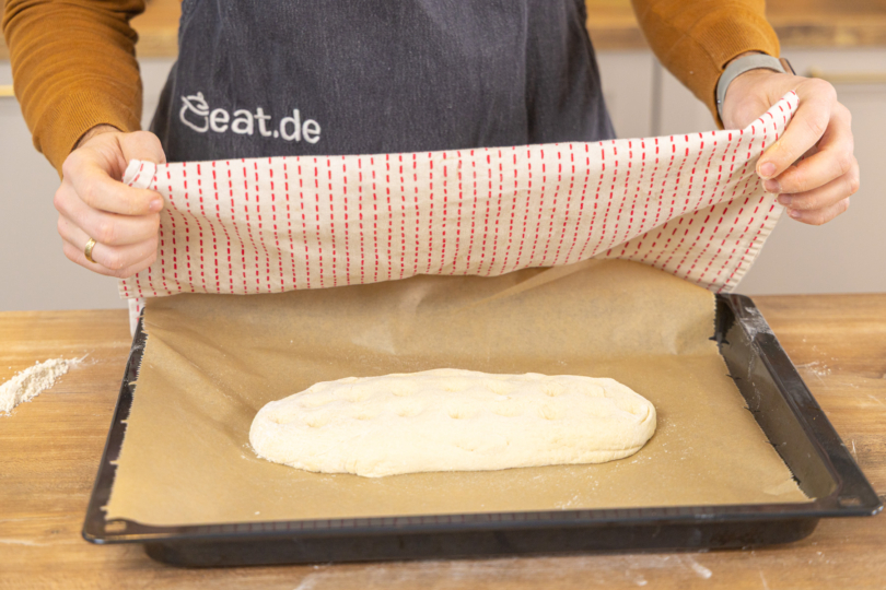 Focaccia mit Küchentuch abdecken