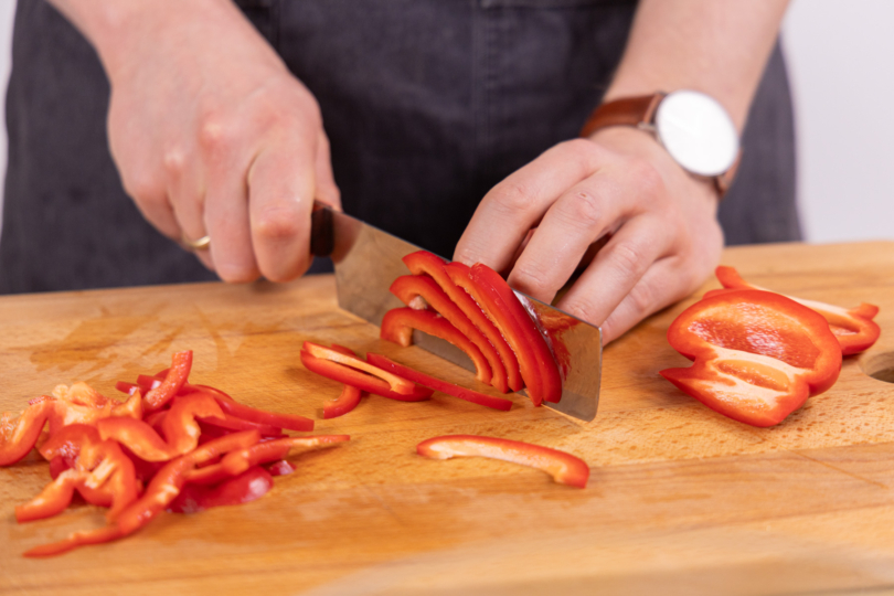 Paprika in Streifen schneiden