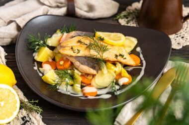 Gebratener Saibling mit Weißweinsauce & Buttergemüse