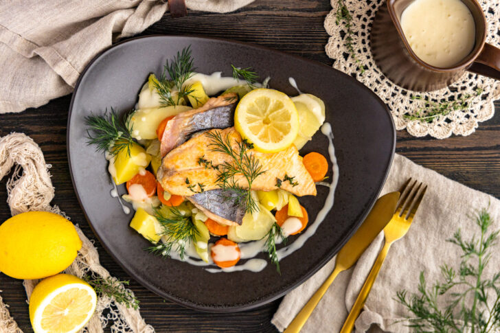 Gebratener Saibling mit Weißweinsauce & Buttergemüse