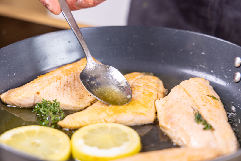 gebratenen Saibling mit Butter begießen