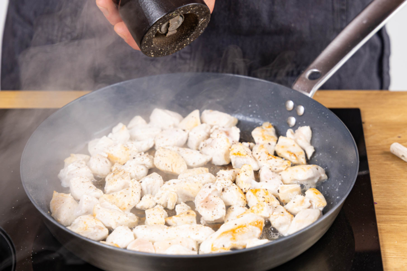 Hähcnhenfleisch anbraten, anschließend aus der Pfanne nehmen